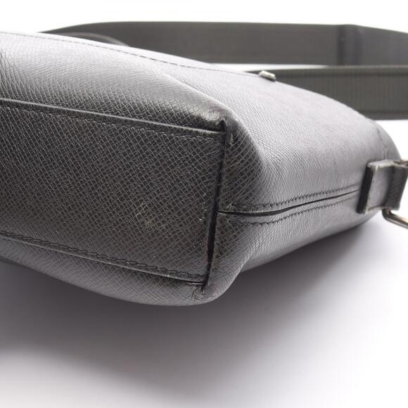 Louis Vuitton Grigori Taiga Messenger Shoulder Bag Black - Picture 6 of 10